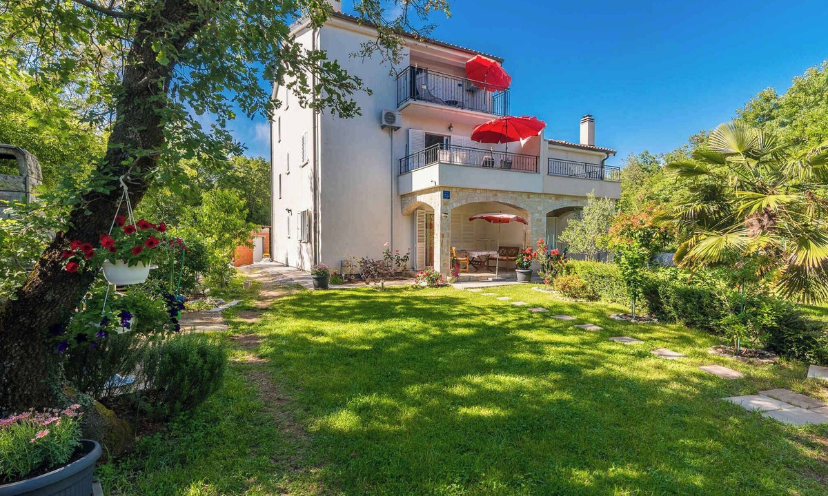 Sveti Vid Dobrinjski Apartment | Holiday apartment with air conditioning and barbecue, surrounded by greenery