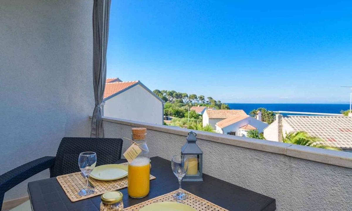 Veli Losinj Apartment | Holiday apartment with balcony