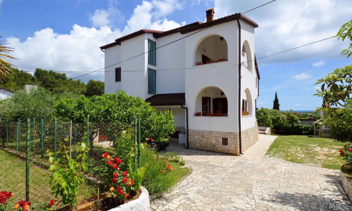 Premantura Apartment | Holiday apartment with balcony and barbecue facilities