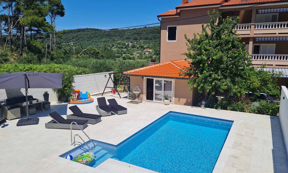 Mundanije Apartment | Holiday apartment with air conditioning and Internet