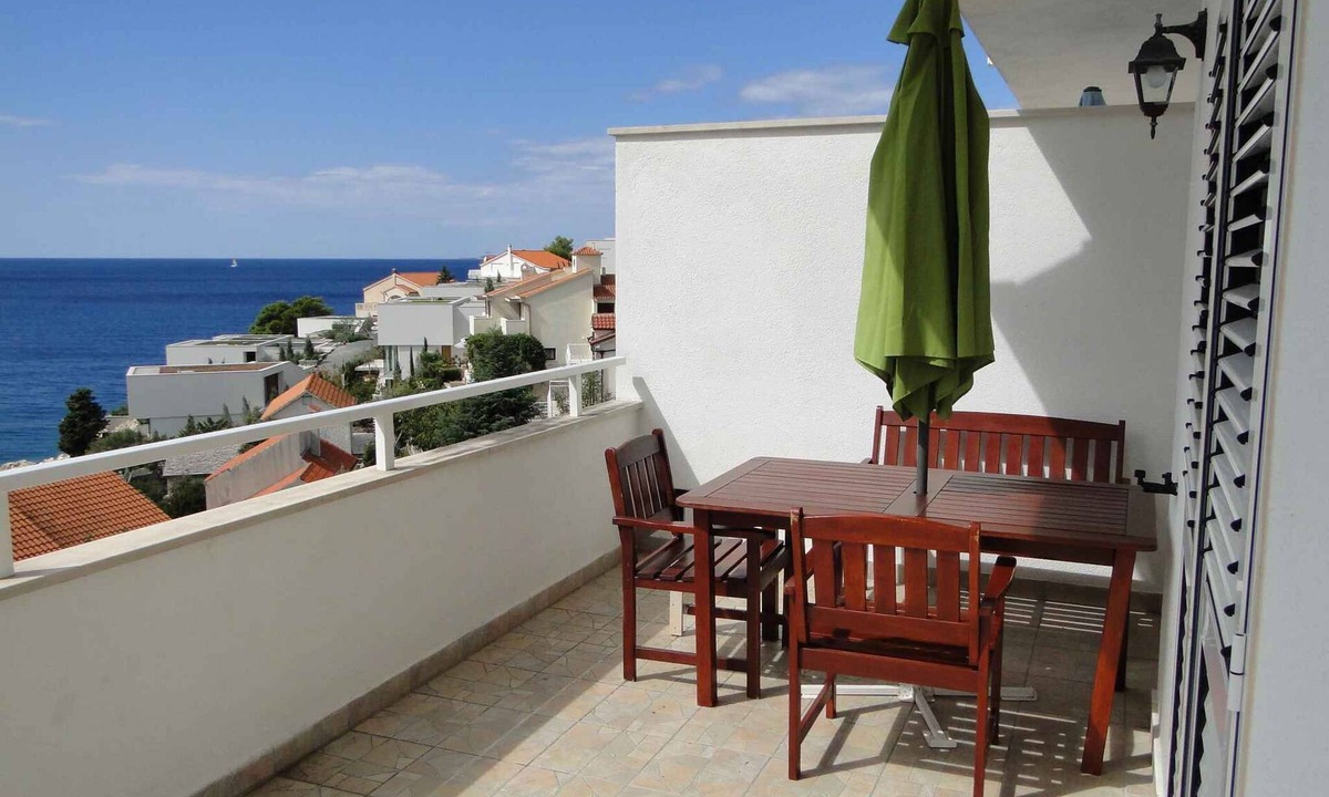 Primosten Apartment | Holiday apartment with a view of the lake