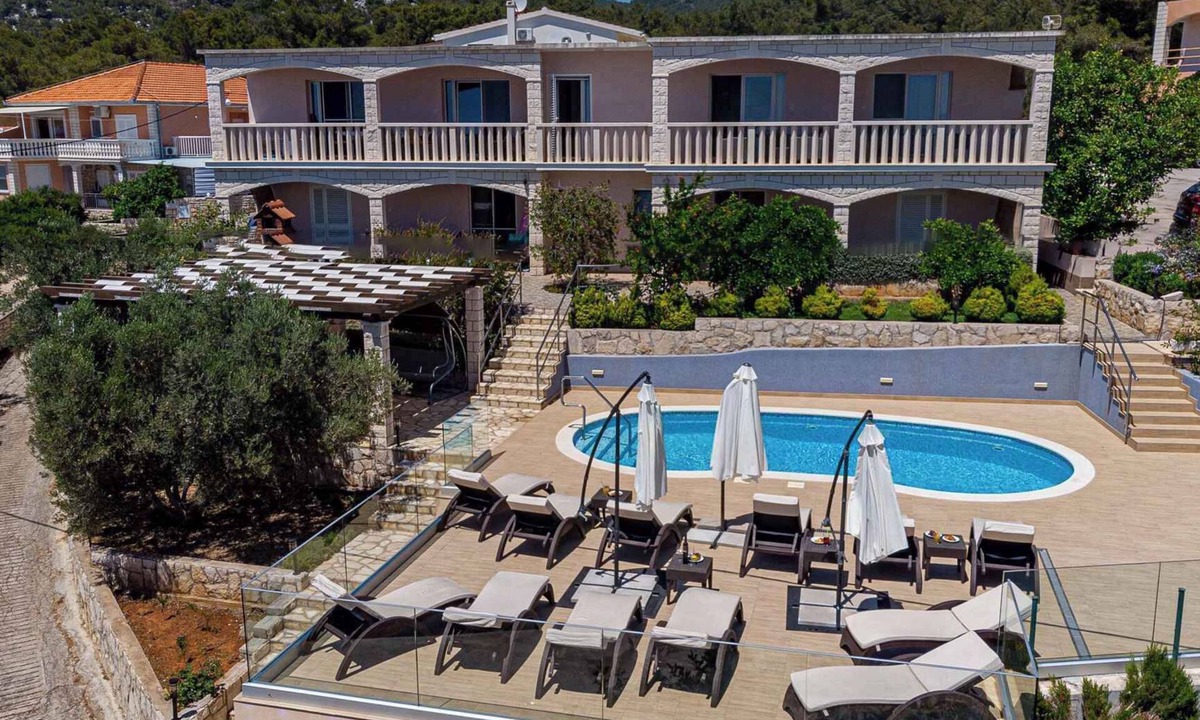 Prizba Apartment | Holiday apartment with a balcony and sea view