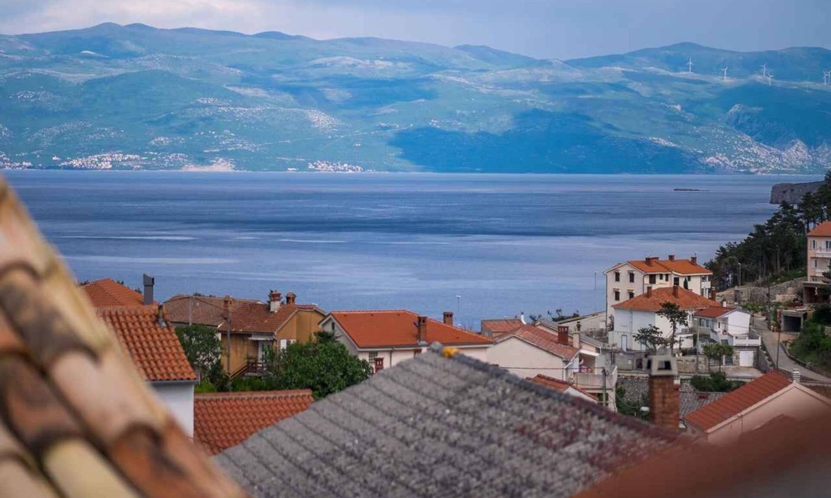 Vrbnik Apartment | Holiday apartment with air conditioning 150 m from the Adriatic Sea