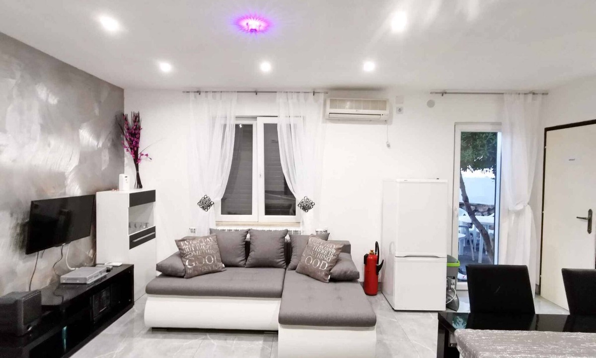 Baska Apartment | Holiday apartment with air conditioning near the beach