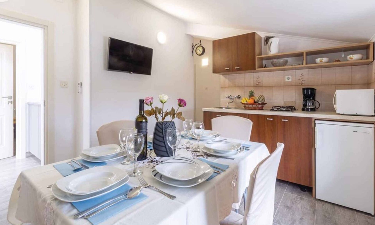 Jasenovica Apartment | Holiday apartment with air conditioning and pool access