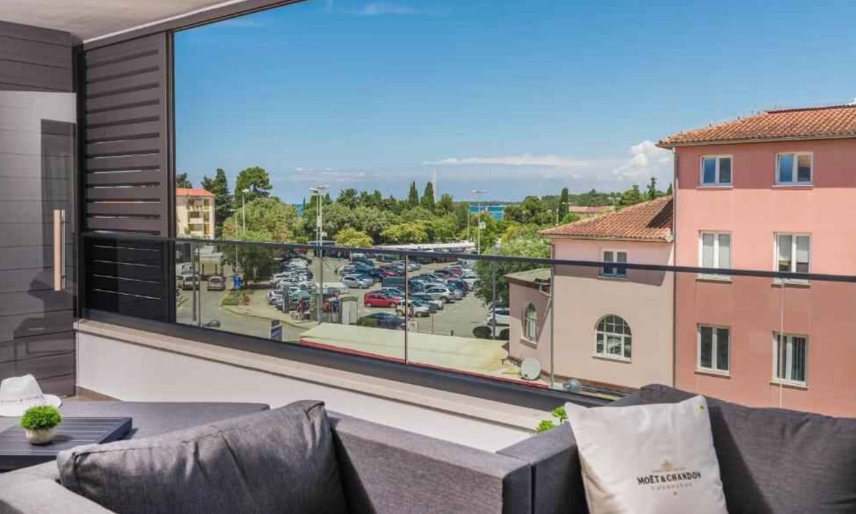 City Center Apartment | Holiday apartment with balcony and sea view