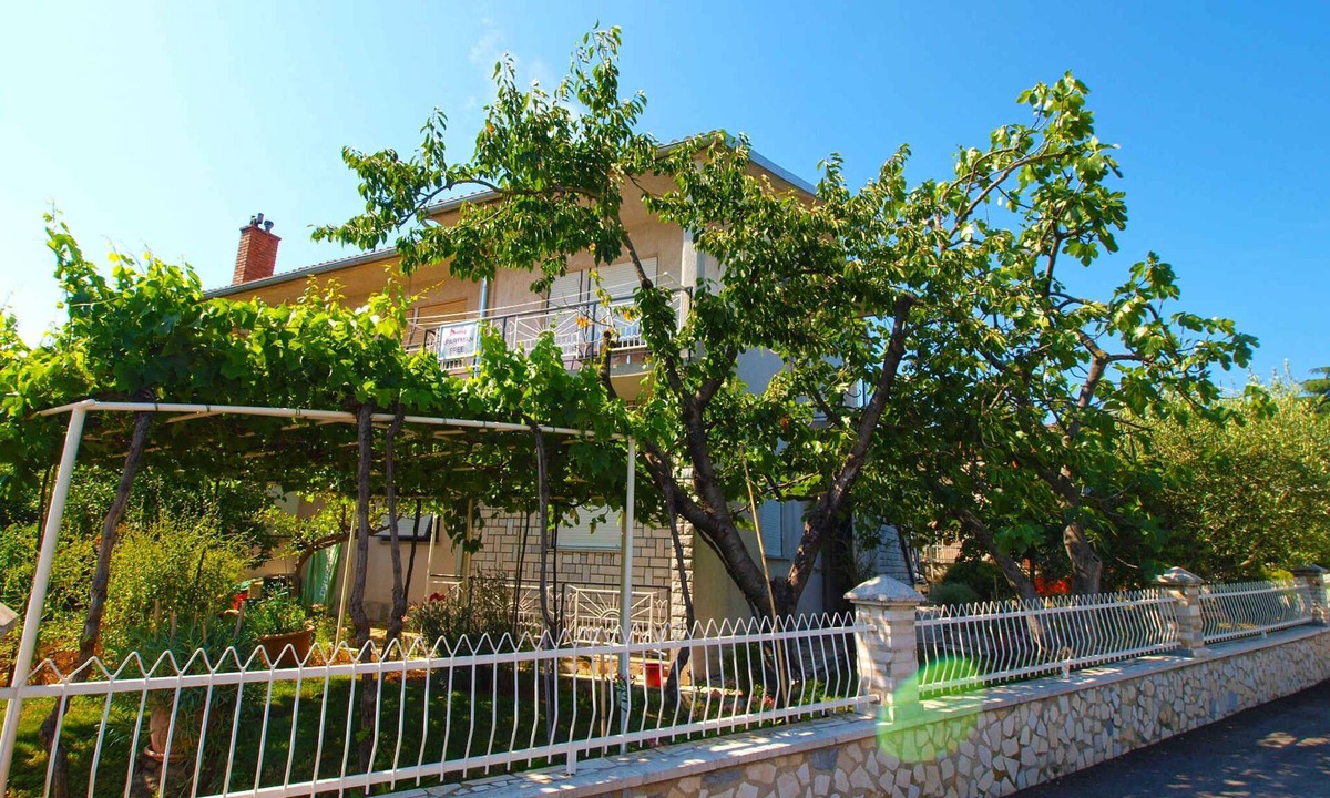 Vintijan Apartment | Holiday apartment with balcony and air conditioning