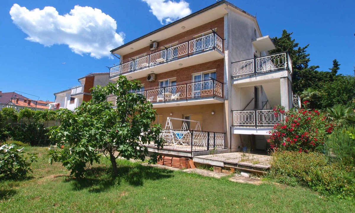 Vintijan Apartment | Holiday apartment with balcony and air conditioning