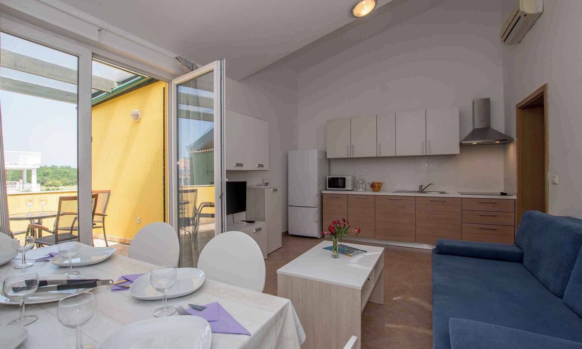 Basanija Apartment | Holiday apartment with balcony and air conditioning