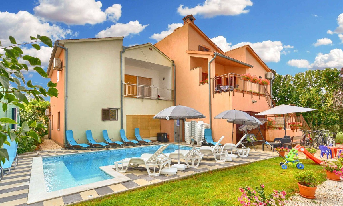 Valbandon Apartment | Holiday apartment with communal pool and air conditioning