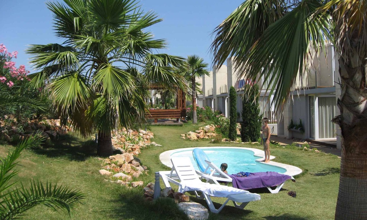 L'Escala Apartment | Holiday apartment with beautiful garden and various pools