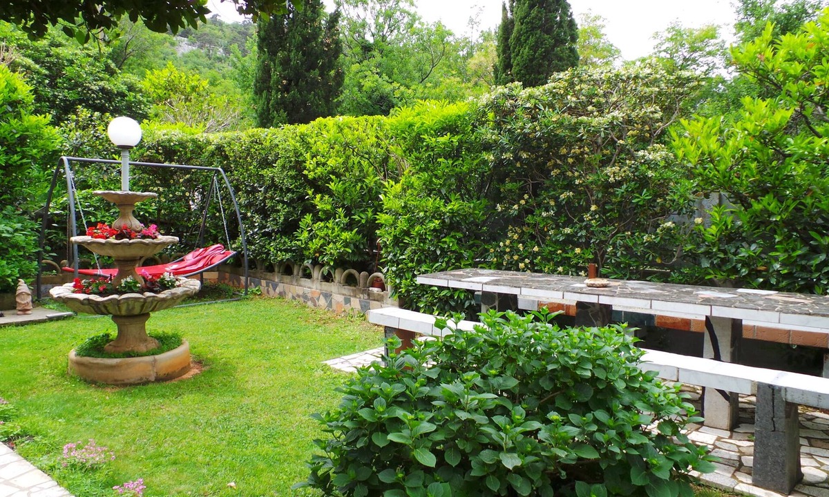 Jablanac Apartment | Holiday apartment with satellite TV 200 m from the pebble beach