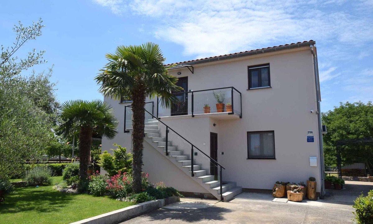 Milovcici Apartment | Holiday apartment with an open gallery