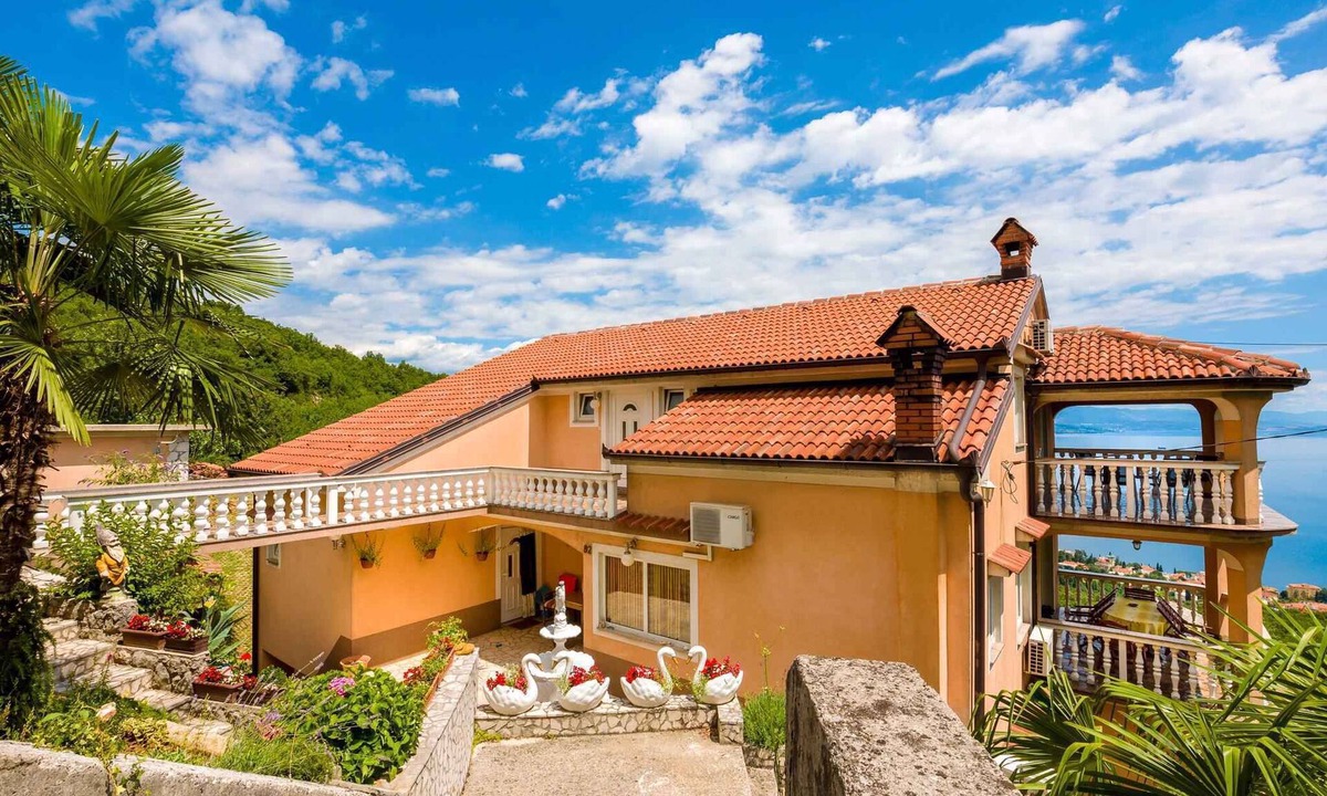 Bregi Apartment | Holiday apartment with sea view and terrace