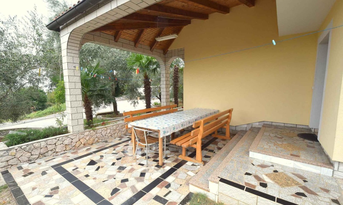 Njivice Apartment | Holiday apartment with terrace and parking