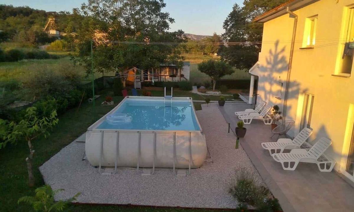 Pican Apartment | Holiday apartment with outdoor pool