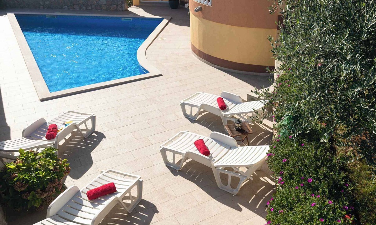 Salatic Apartment | Holiday apartment with shared pool