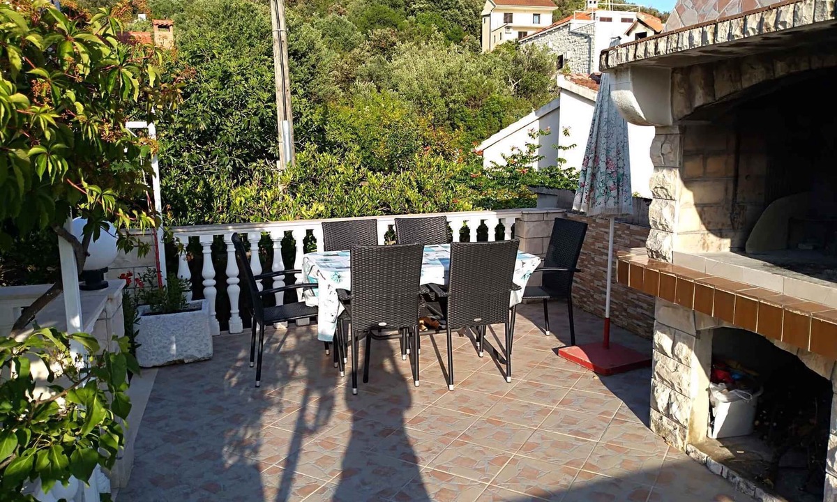 Vinisce Apartment | Holiday apartment with sea view 60 m from the beach