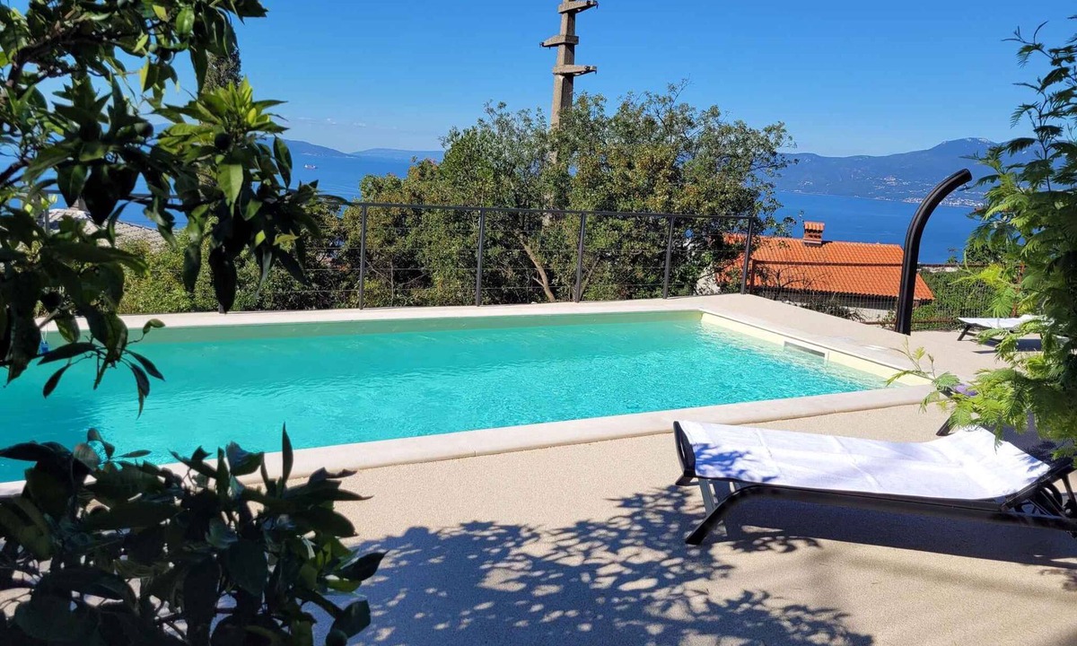 Rijeka Apartment | Holiday apartment with large pool and beautiful sea view
