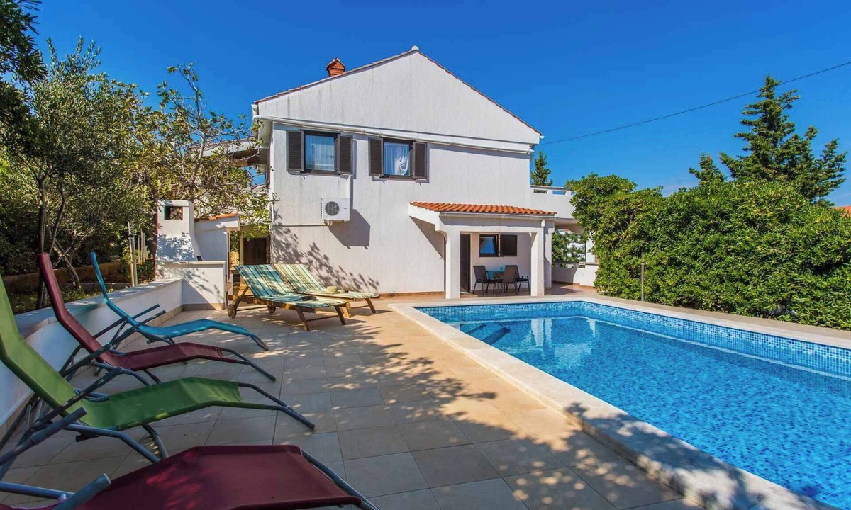 Silo Apartment | Holiday apartment with shared pool and barbecue