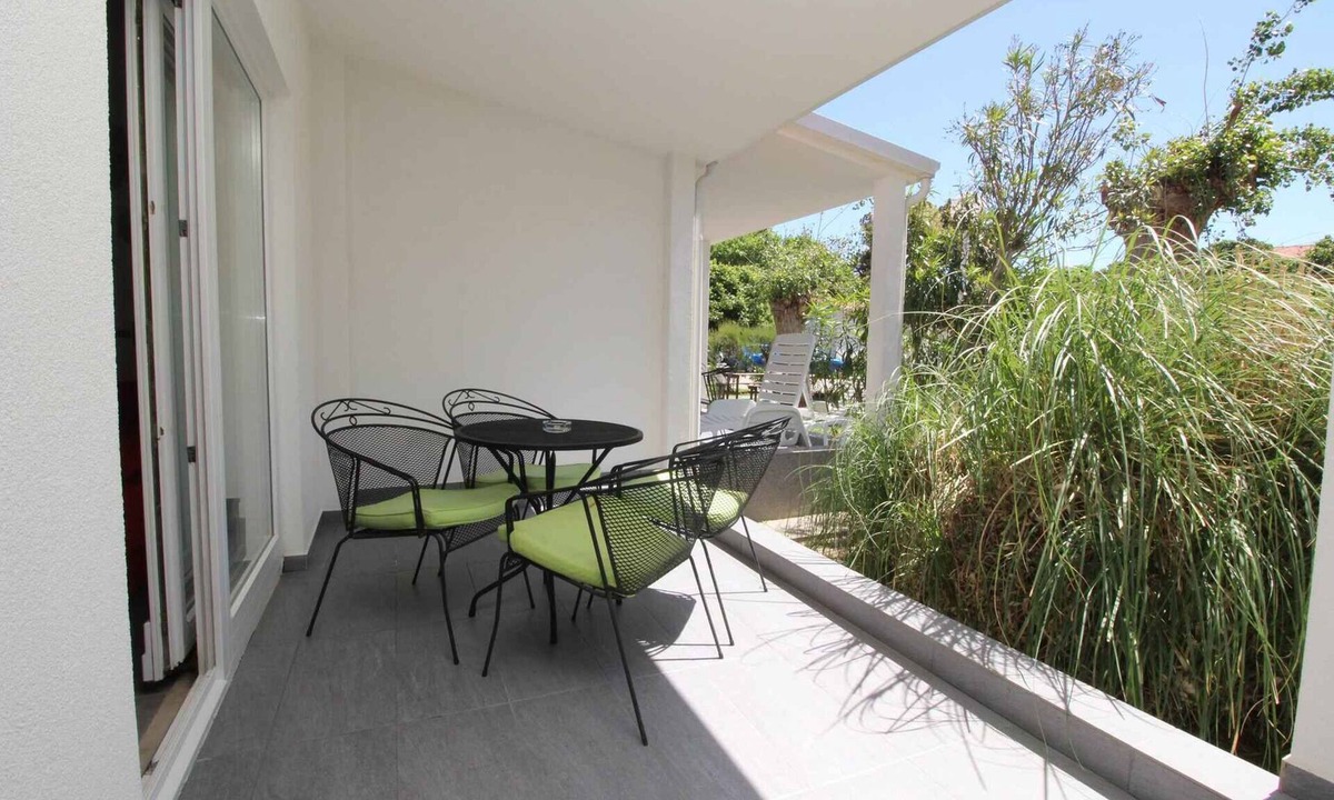 Baska Apartment | Holiday apartment with terrace near the beach