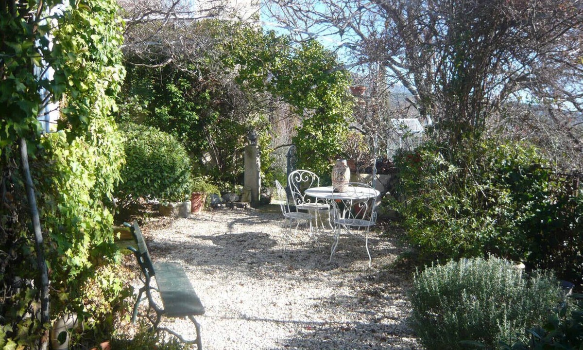 Cucuron House | Holiday cottage in Cucuron, Luberon, intimate plot, pool, pets allowed