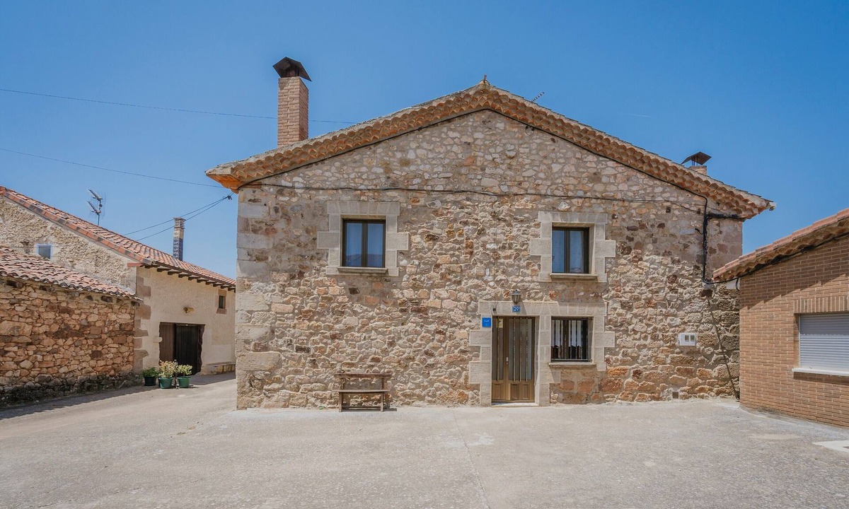 Cascajares de la Sierra House | Holiday Home 'La Cabaña De Cascajares' with Mountain View, Balcony and Wi-Fi