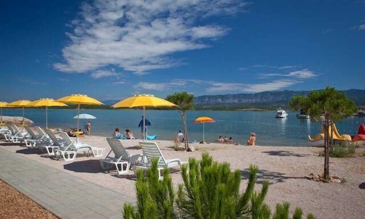 Klimno House | Holiday flat "Kamenar 2" near the beach