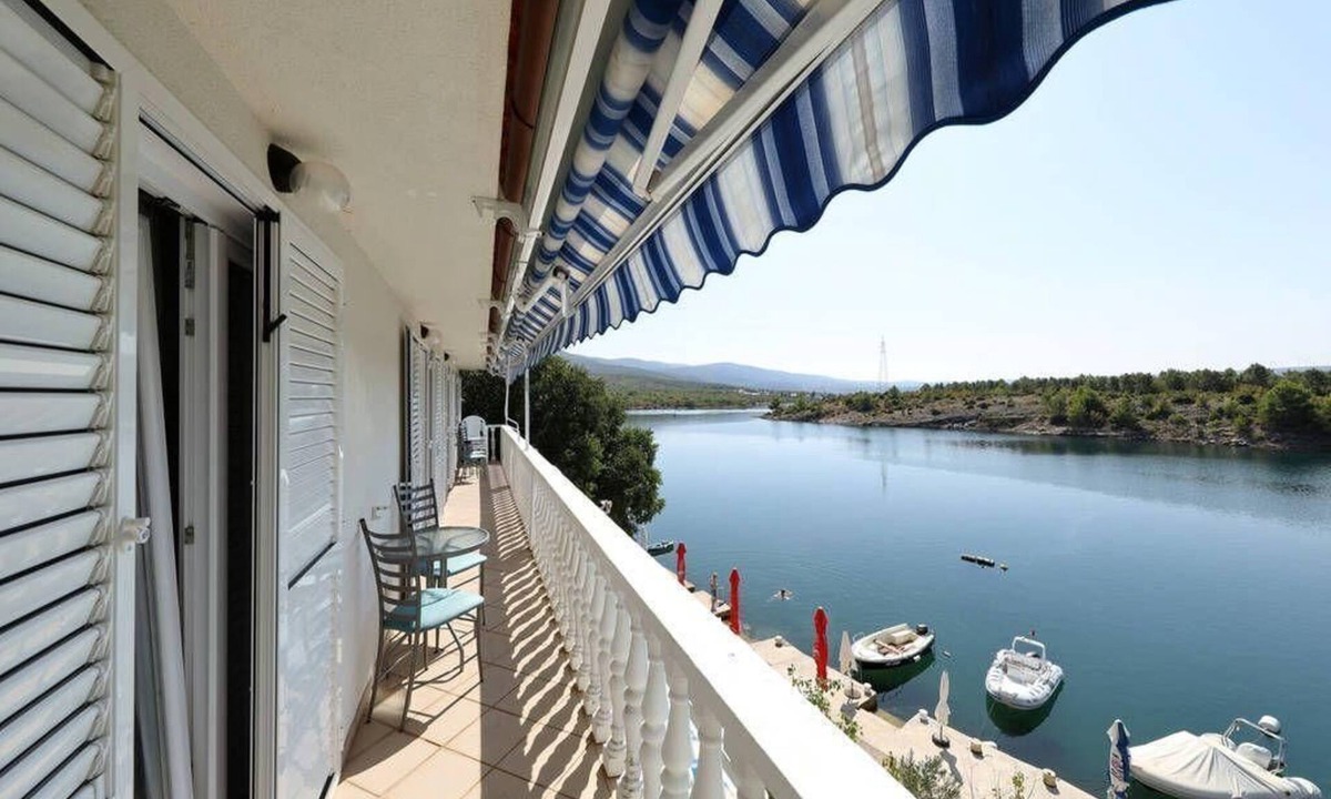 Obrovac House | Holiday flat only 20m from the sea