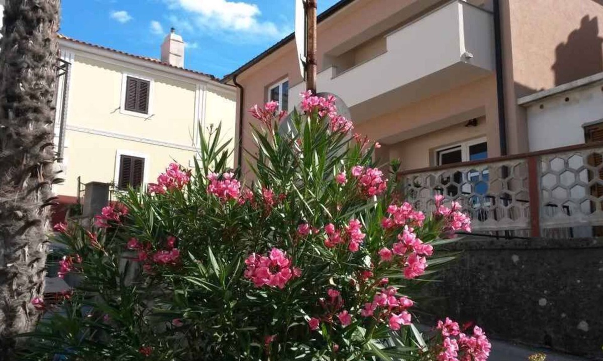 Vrbnik Apartment | Holiday flat with air conditioning