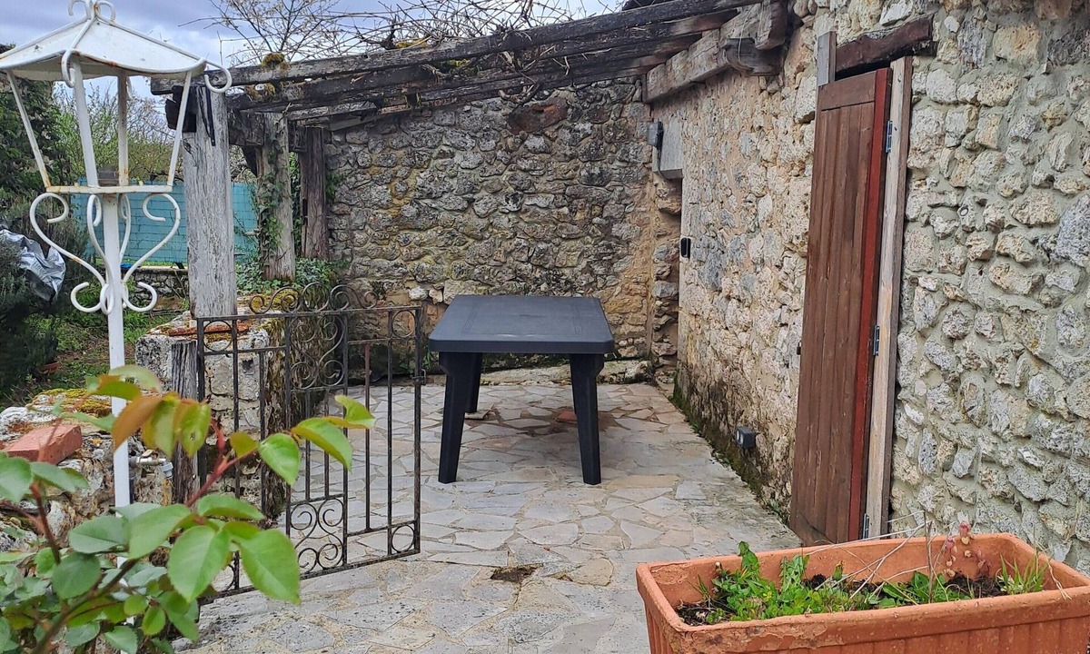 Beaumont-du-Perigord House | Holiday Home 'Cottage Blanc' with Shared Terrace and Wi-Fi