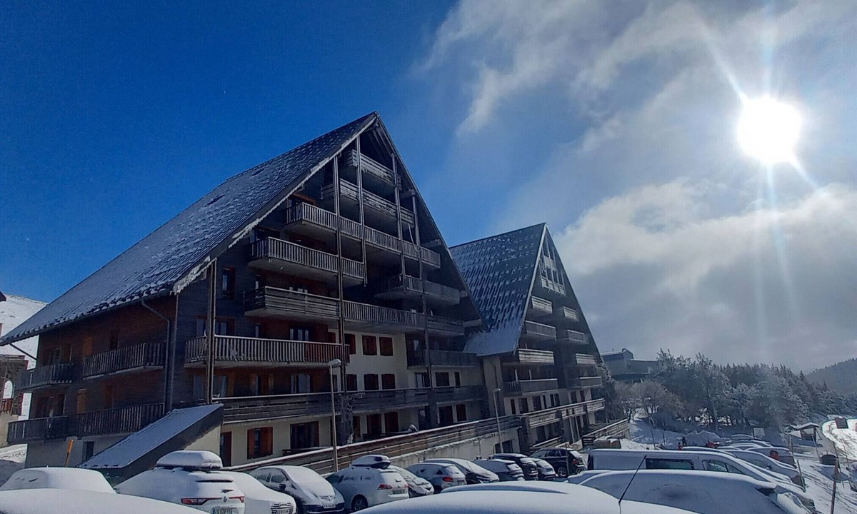 Besse-et-Saint-Anastaise Apartment | Holiday Apartment 'Le Maevan' with Mountain View, Shared Pool & Wi-Fi