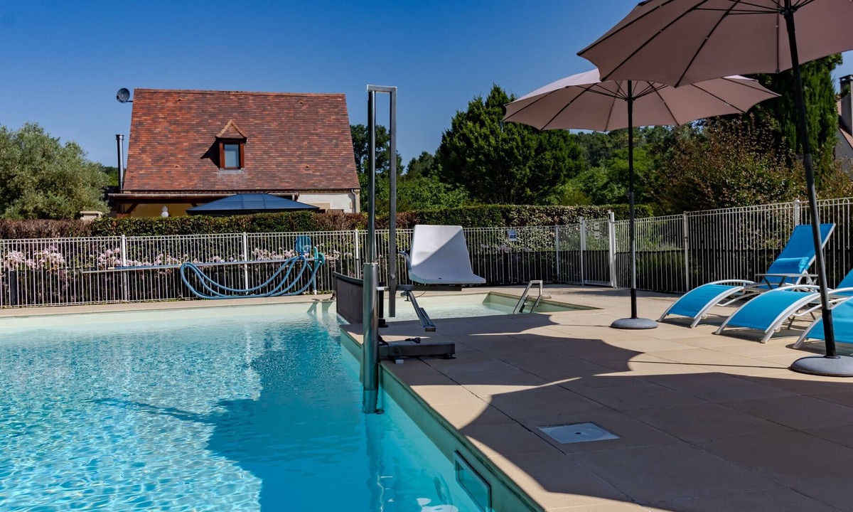 Castelnaud-la-Chapelle House | Holiday Home 'Fleurie' with Shared Pool, Wi-Fi & Air Conditioning