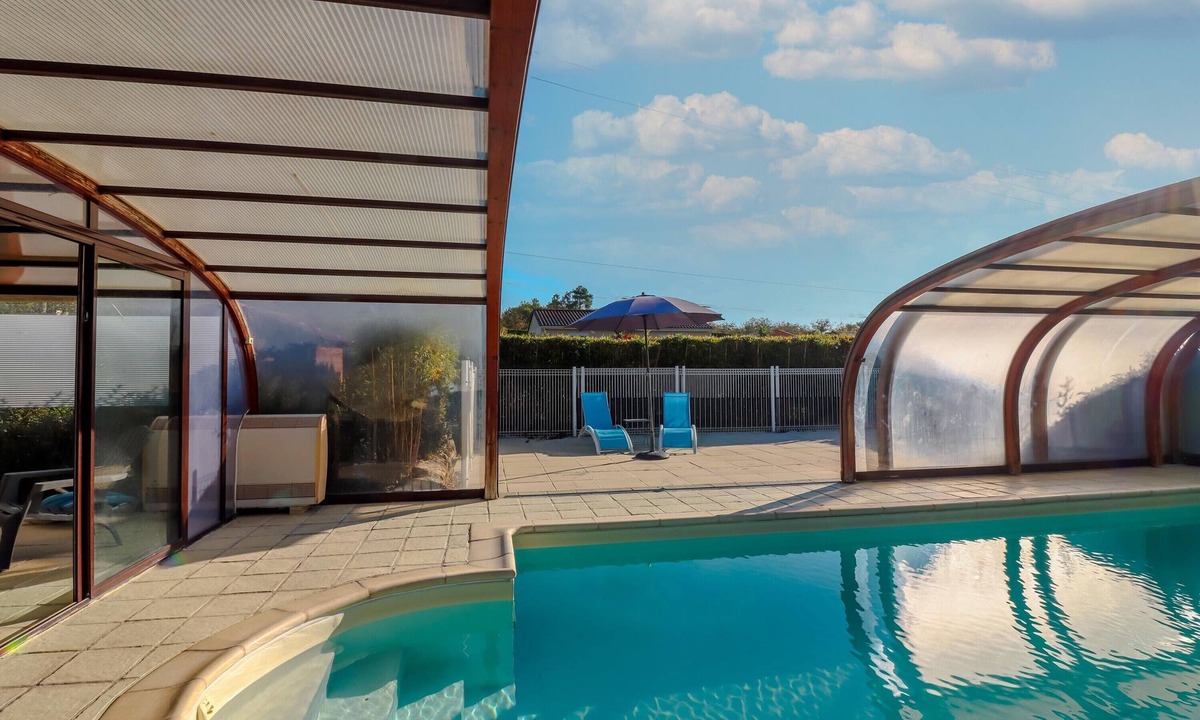 Castelnaud-la-Chapelle House | Holiday Home 'Maison Tournesol' with Shared Pool, Wi-Fi and Air Conditioning