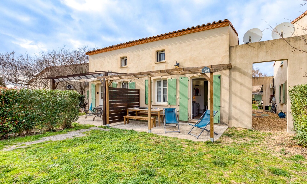 Gallargues-le-Montueux House | Holiday Home “Un Petit Coin De Paradis 35 m²” with Shared Pool, Wi-Fi & Air Conditioning