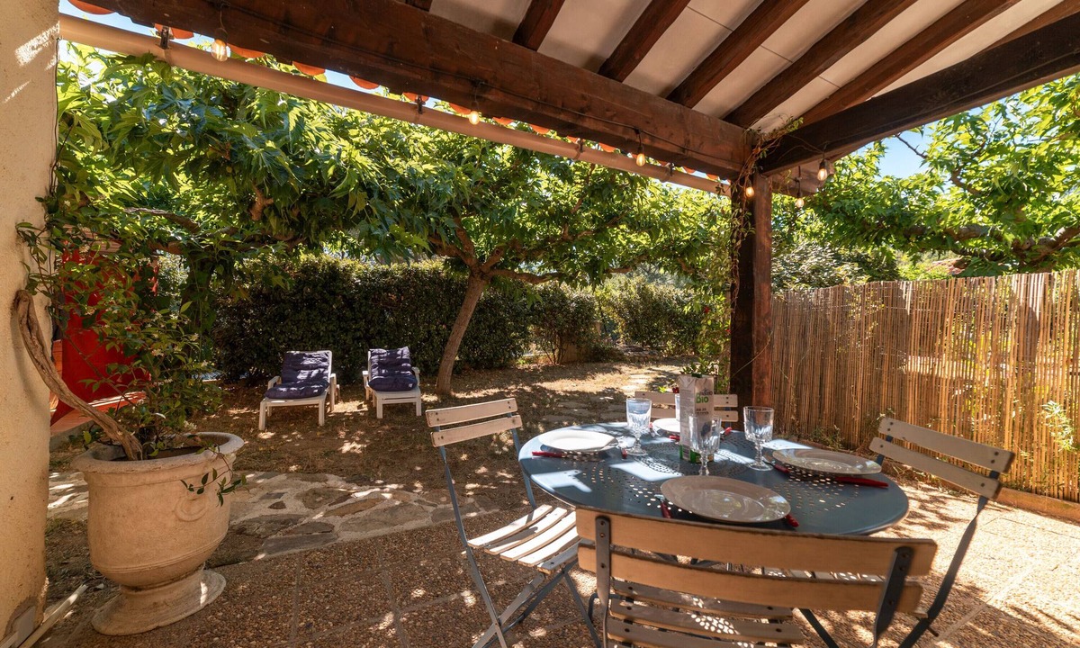 Montesquieu-des-Alberes House | Holiday Home 'Saint Pierre' with Mountain View, Wi-Fi and Air Conditioning