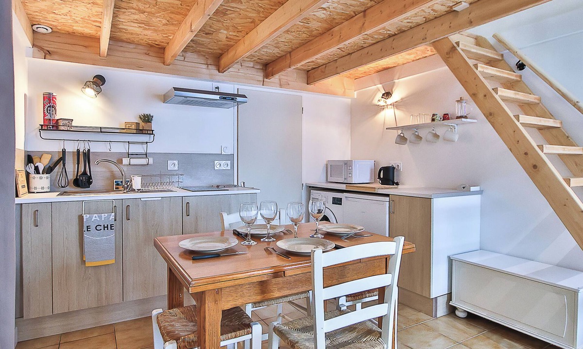Saint-Julien-des-Landes Apartment | Holiday Apartment "Studio Le Petit Julien" with Shared Garden & Wi-Fi