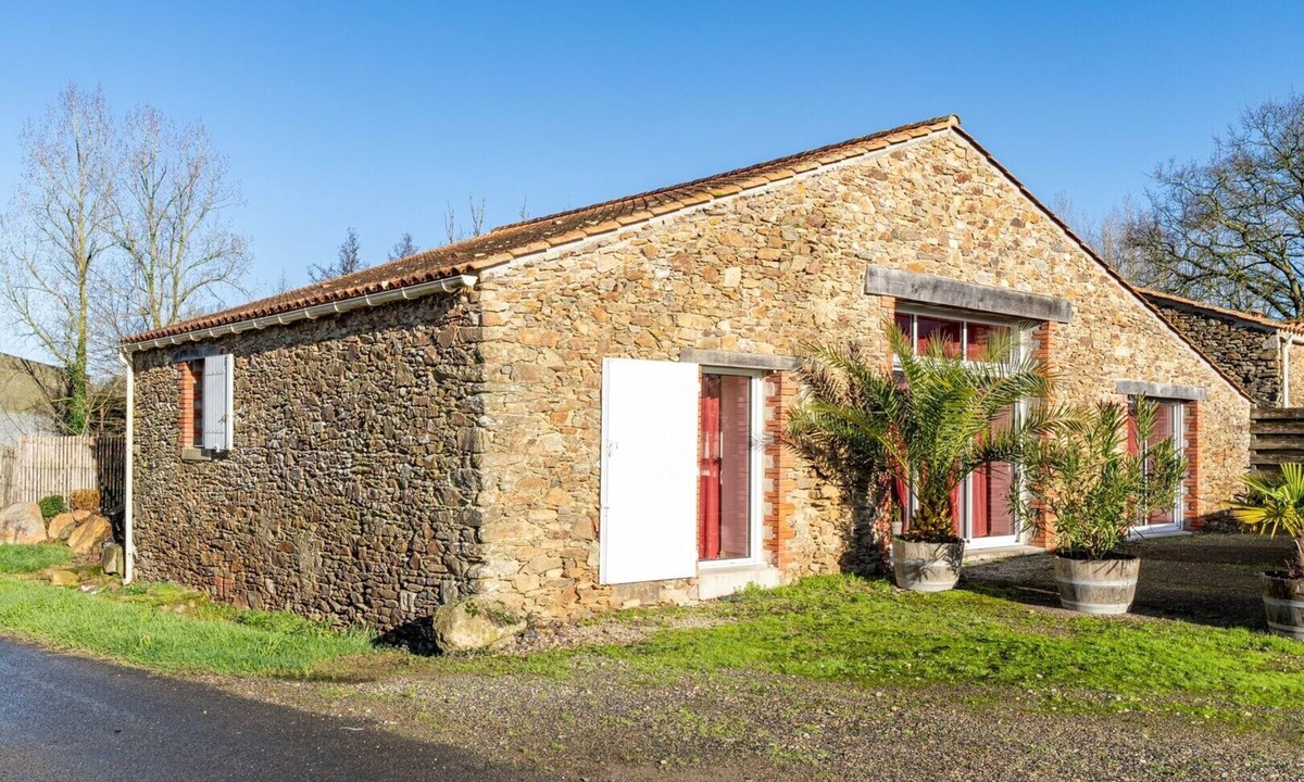Saint-Julien-des-Landes House | Holiday Home 'La Grange – Peaceful Cottage in the Countryside' with Private Terrace, Garden & Wi-Fi
