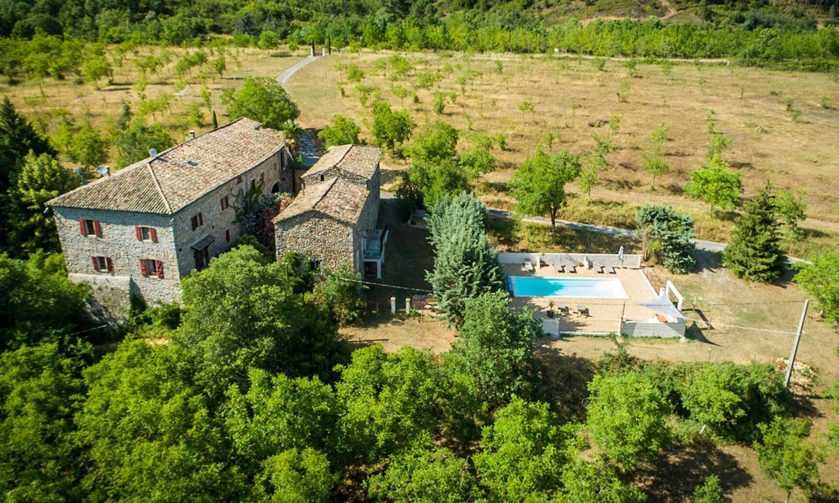 Meyrannes Cottage | Holiday gites for 10 guests - private riverfront