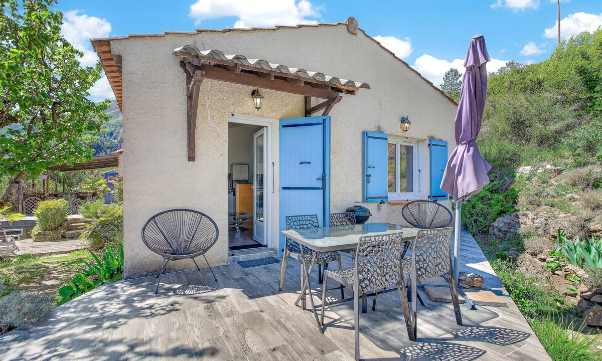 La Robine-sur-Galabre House | Holiday Home 'Les Iris' with Mountain View, Private Terrace and Wi-Fi