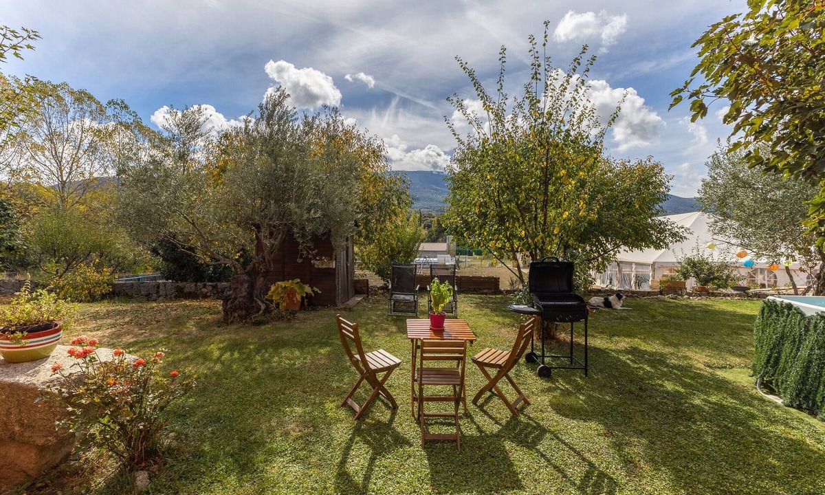 Bonilla de la Sierra House | Holiday Home 'El Mirador Del Gato 1' with Mountain View, Shared Pool and Wi-Fi
