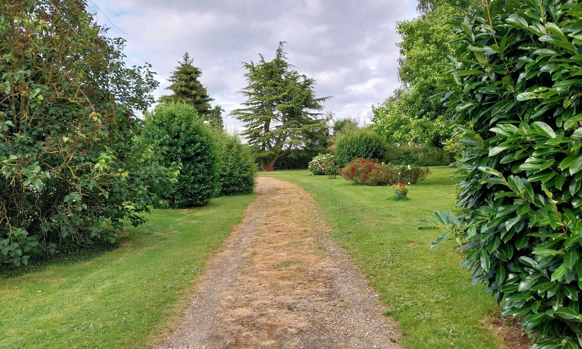 Les Monts du Roumois House | Holiday home with beautiful grounds, private parking ideal for w.e relaxation.