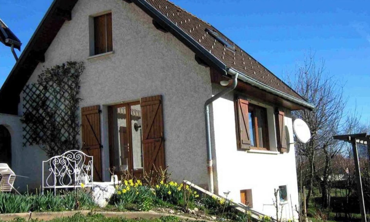 Miribel-les-Echelles House | Holiday Home 'Les Joncquilles' with Mountain View, Shared Terrace and Wi-Fi