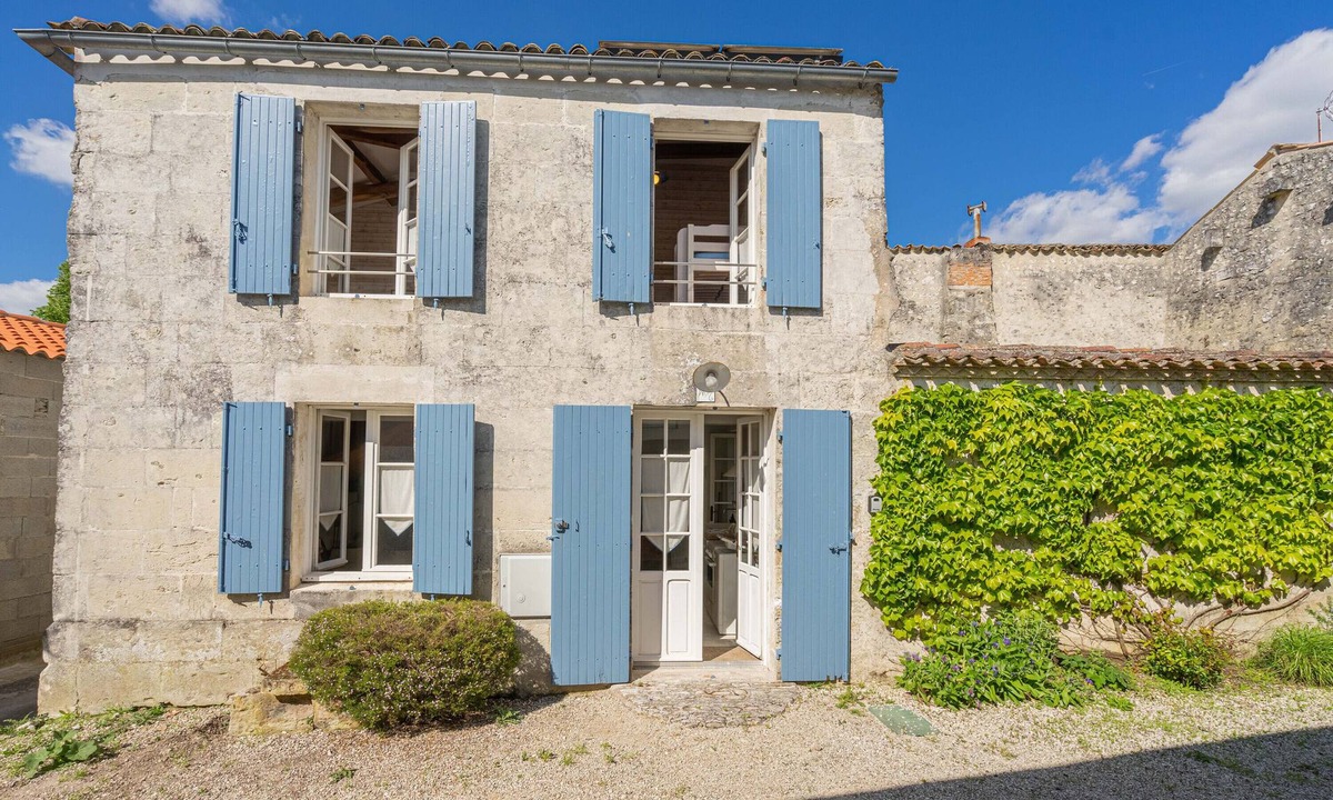 Mortagne-sur-Gironde House | Holiday Home 'Isatis' with Private Terrace