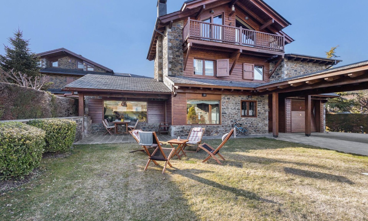 Bellver de Cerdanya House | Holiday Home 'Jose' with Mountain View, Shared Pool and Wi-Fi