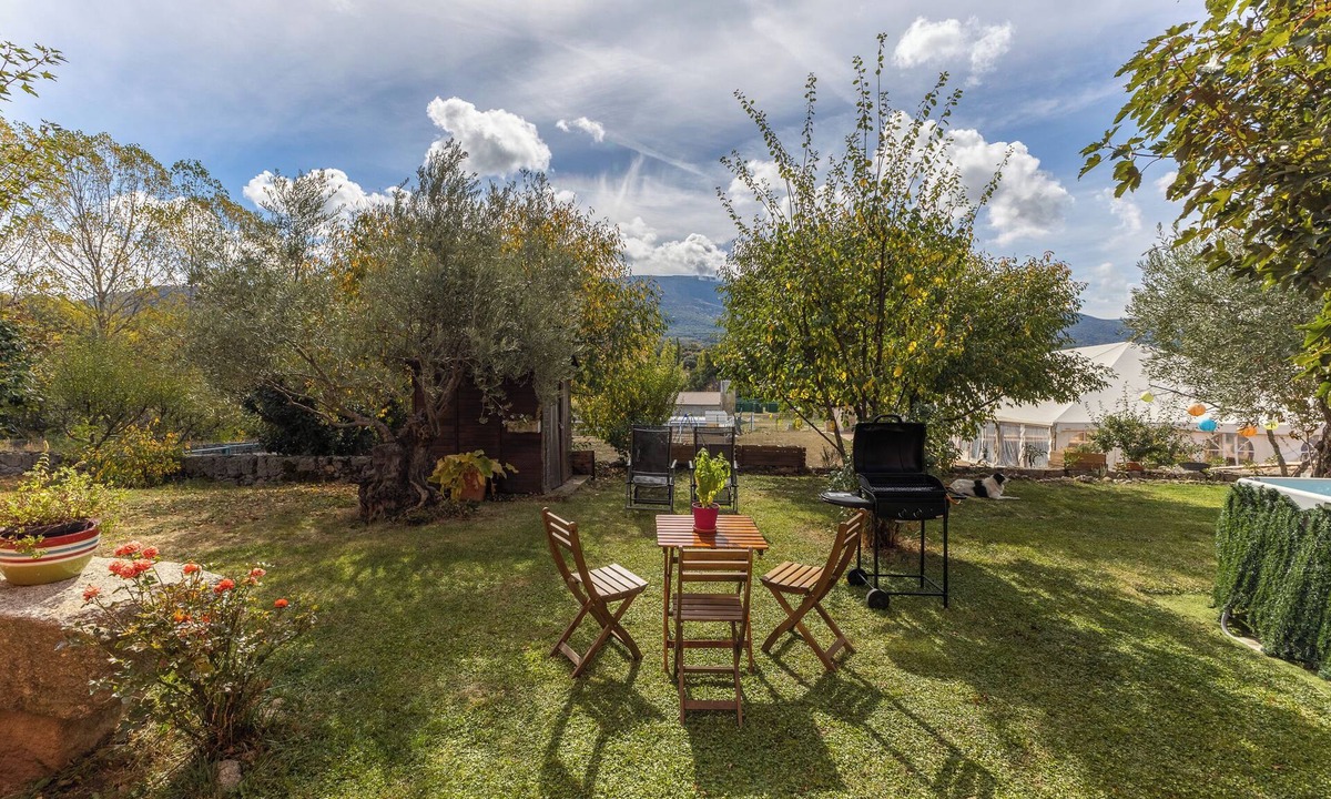 Bonilla de la Sierra House | Holiday Home 'El Mirador Del Gato 1' with Mountain View, Shared Pool and Wi-Fi