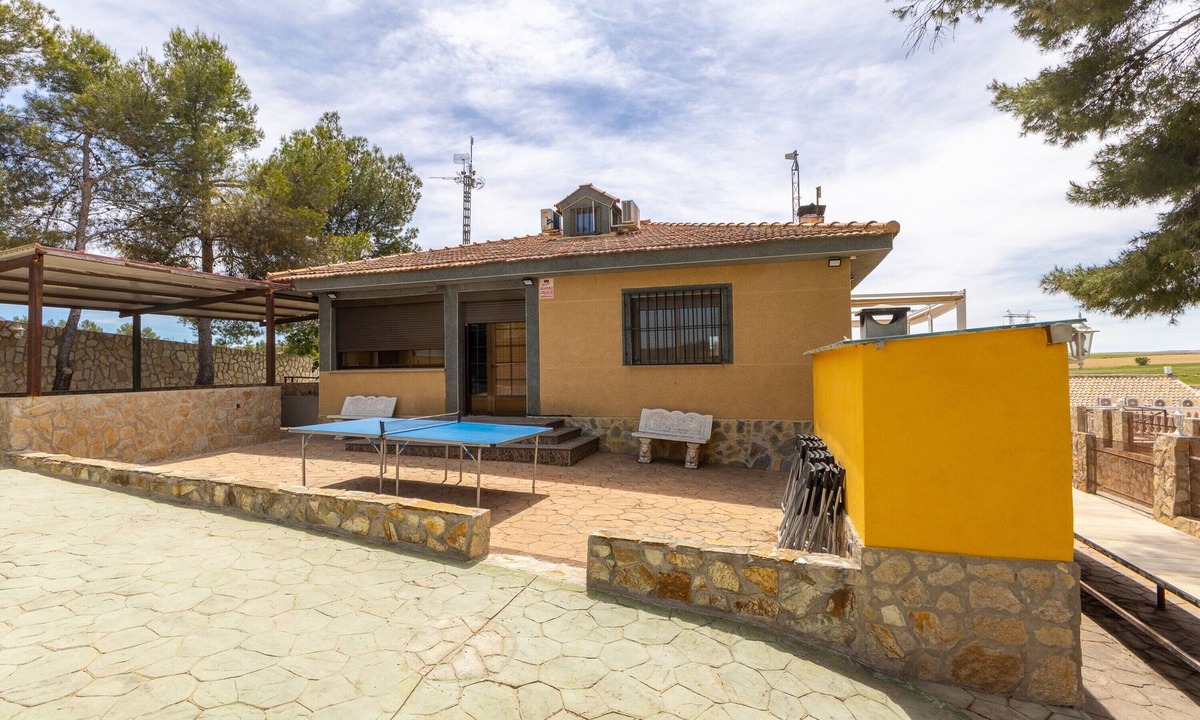 Fuentiduena de Tajo House | Holiday Home 'Los Almendros' with Private Pool, Wi-Fi and Air Conditioning