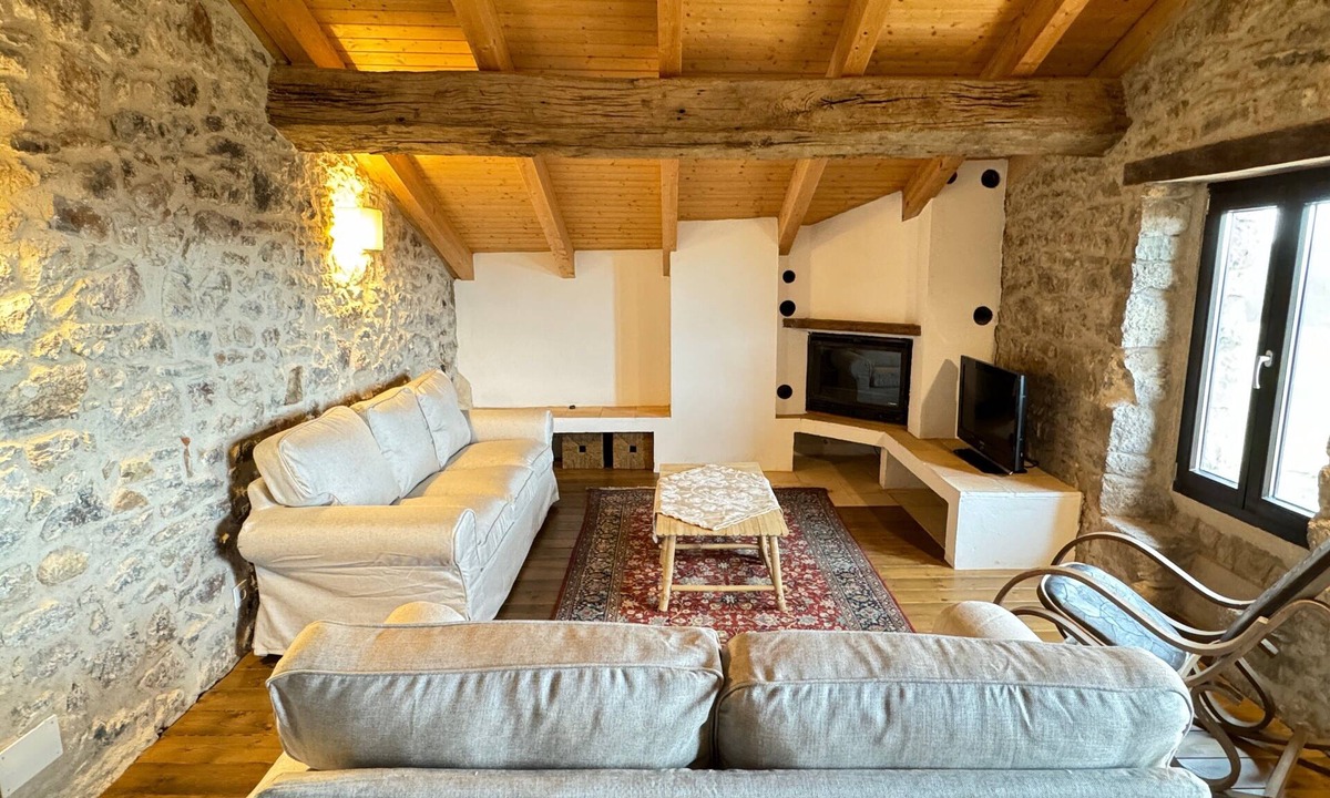 Ogassa House | Holiday Home 'El Taga' with Mountain Views, Shared Garden & Wi-Fi