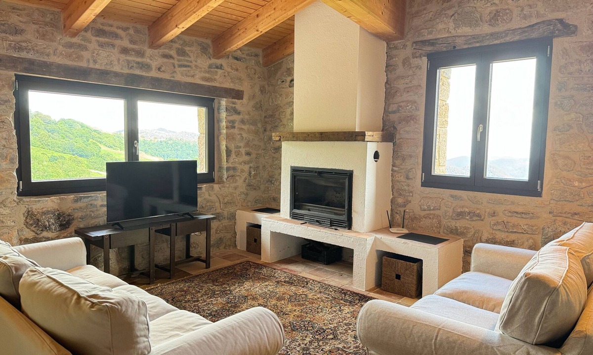 Ogassa House | Holiday Home 'La Calma' with Mountain Views, Shared Garden and Wi-Fi