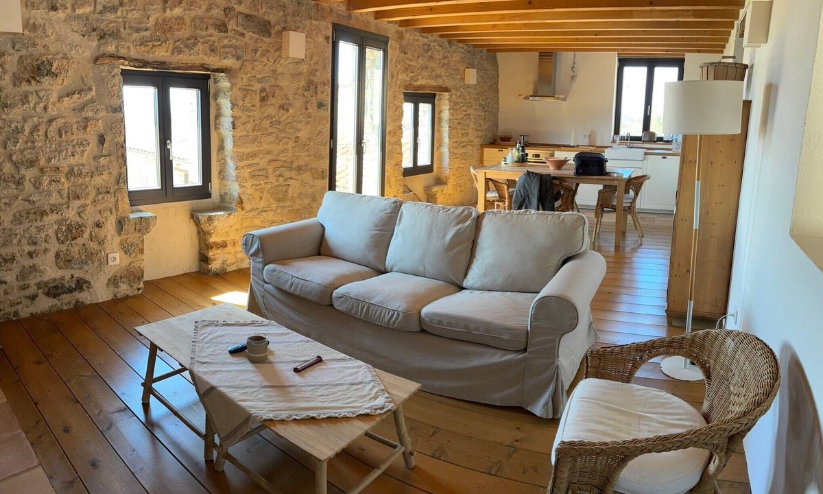Ogassa House | Holiday Home 'La Coma' with Mountain Views, Shared Garden & Wi-Fi